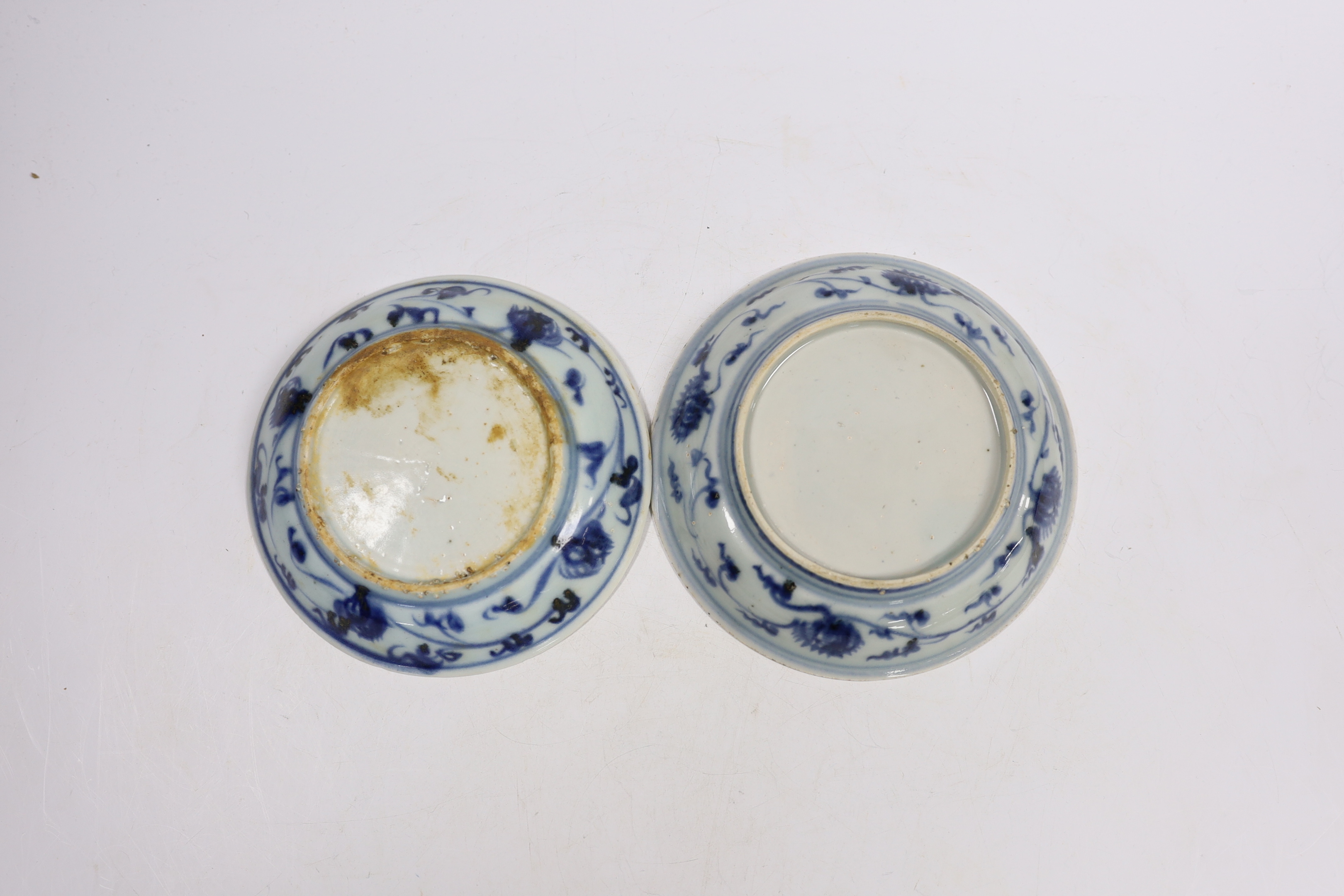 A pair of Chinese late Ming blue and white dishes, Tianqi, 14cm diameter